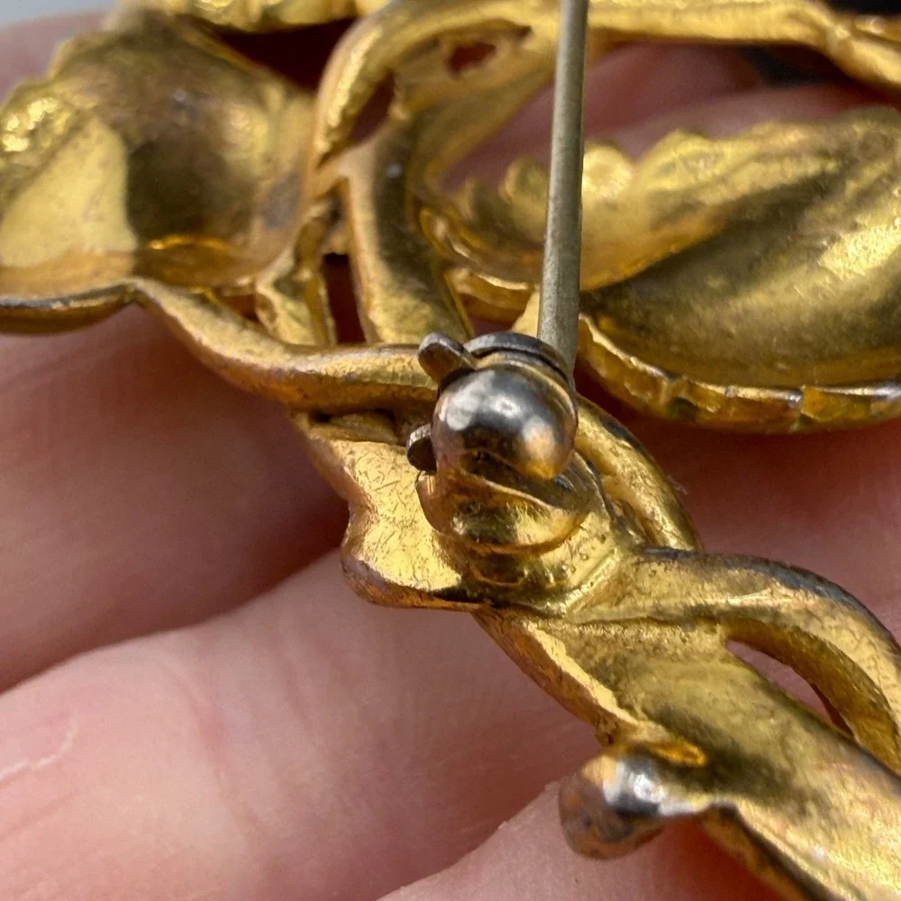 Vintage Unsigned Derosa Brooch‎ Gold Tone Enamel Leaf Nature Vine